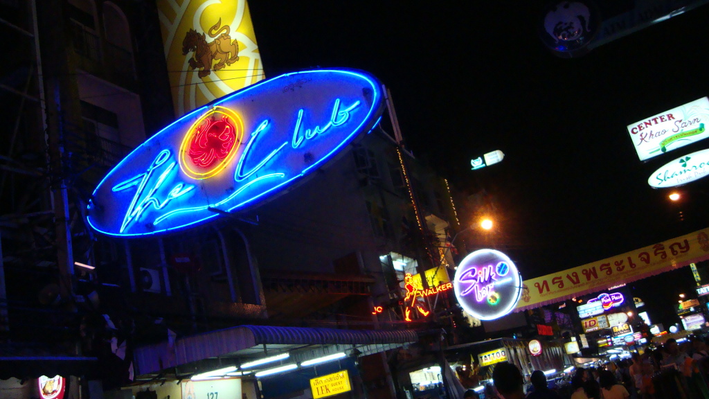 Fotografie "Bangkok ~ KhaoSan Road" od "VasenkaPhotography" licencována pod CC BY 2.0.
