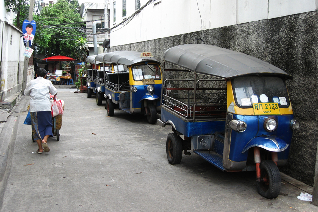 Fotografie "Bangkok - Tuktuks" od "spotter_nl" licencováno pod CC BY 2.0.